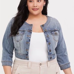 COLLARLESS CROP DENIM JACKET - LIGHT WASH - Torrid 4